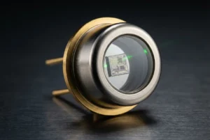 Ingenieur bei der Inspektion eines kundenspezifischen Fotodetektorentwurfs auf einem Siliziumwafer unter einem Mikroskop